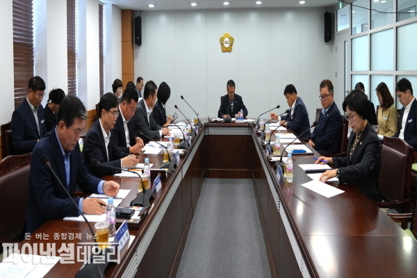 지난 4일 의원 및 집행부 관계 부서장이 참석한 가운데 전체 의원 정례간담회 ⓒ파이낸셜데일리/영천시의회