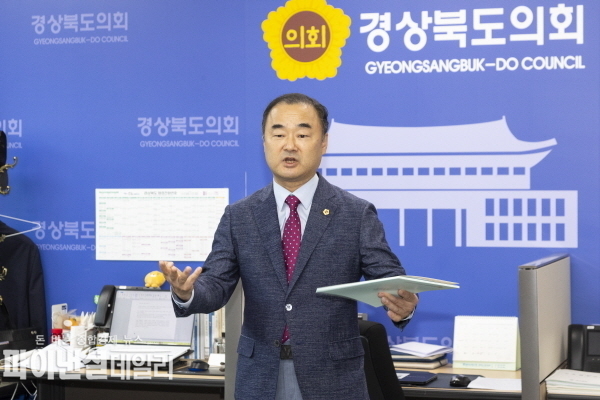  도의회 1층 기자실에서 대구경북통합신공항사업에 대해 홍준표 대구시장의 ‘플랜 B’ 주장에 대한 경상북도의회는 깊은 유감을 표한다며 박규탁 수석대변인은 언론 브리핑을 하고 있다 ⓒ파이낸셜데일리/박미화 기자