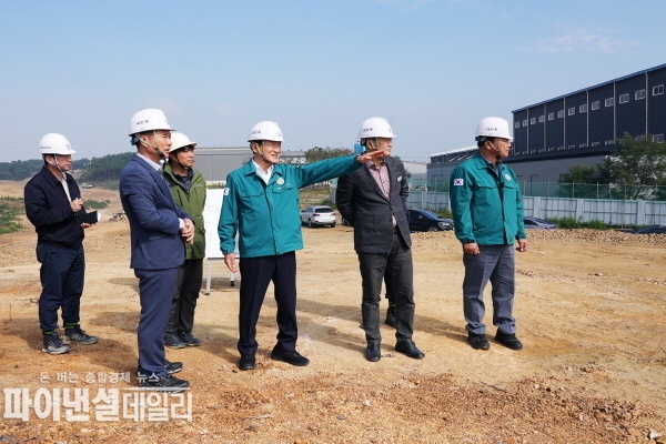 최기문 영천시장이 영천 금호일반산업단지 사업 현장을 방문해 공사 및 문화재 발굴조사 추진현황에 대해 보고받고 현장을 점검ⓒ파이낸셜데일리/영천시