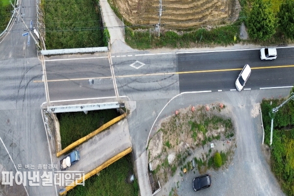 '별 바라기 마을'앞 도로에는 중앙선이 황색 점선에서 황색실선으로 도색을 변경하면서 이곳마을 앞 도로는 교통사고 위험 도로로 전략ⓒ파이낸셜데일리/박미화 기자