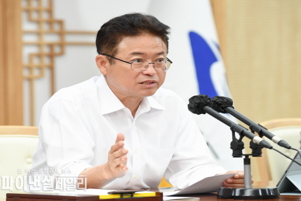 행정통합의 최근 추진 상황과 과정을 설명하는 이철우도지사 간부회의 ⓒ파이낸셜데일리/경북도