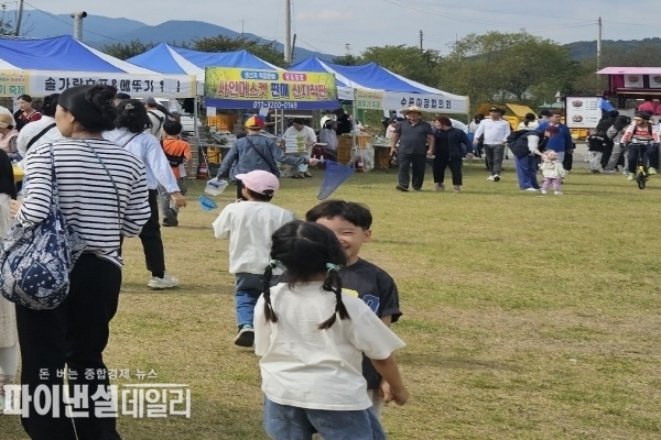 수성리 104번지 일원에서 황금들녘 메뚜기축제 즐거운 시간을 보내는 아이와 관광객들 ⓒ파이낸셜데일리/박미화 기자