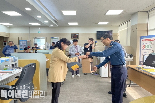 영천경찰서장이 영천 임고농협 북부지점’ A차장에게 감사장과 기념품 전달 ⓒ파이낸셜데일리/영천경찰서