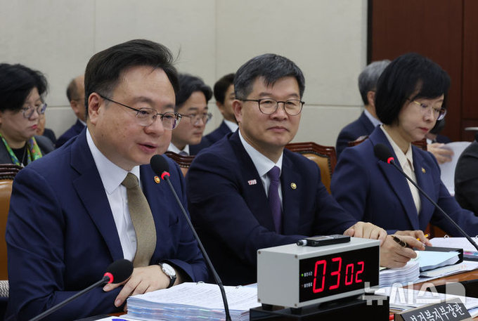조규홍 보건복지부 장관이 23일 서울 여의도 국회에서 열린 보건복지위원회의 보건복지부, 질병관리청, 식품의약품안전처 등 국정감사에서 전진숙 더불어민주당 의원 질의에 답하고 있다. ⓒ 파이낸셜데일리 / 뉴시스