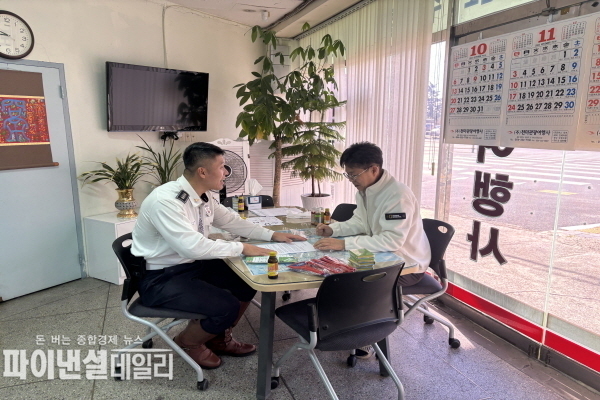 10여 곳의 운수업체를 방문하여 안전한 방법으로 운전하기를 당부하며 서한문과 홍보물품을 전달 ⓒ파이낸셜데일리/영천경찰서