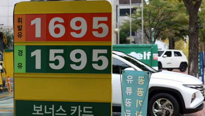 중동 불안 고조에 국제유가가 영향을 받으면서 국내 주유소 기름값이 2주 연속 상승한 27일 오후 서울 시내 한 주유소에 유가정보가 표시돼 있다. ⓒ 파이낸셜데일리 / 뉴시스