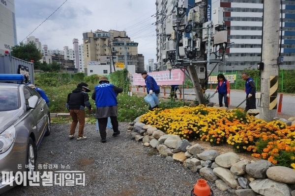 황성동 549-1일대(황성성당 및 유림초등학교 인근)에서 환경정화 활동 ⓒ파이낸셜데일리/경주시
