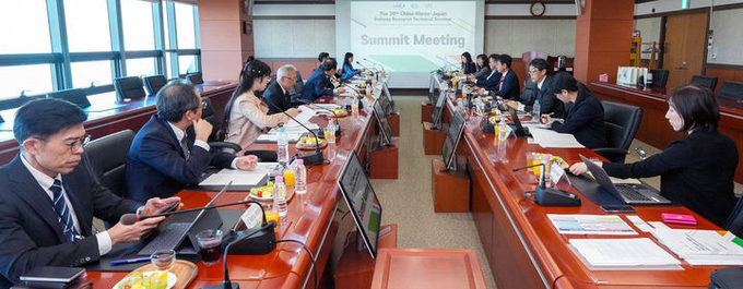 지난 30일 경기 의왕 한국철도기술연구원에서 열린 제20회 한중일 철도기술교류회에서 철도연, 중국철도과학연구원(CARS), 일본철도종합연구소(RTRI)의 대표단 수석회의를 진행하고 있다. ⓒ 파이낸셜데일리 / 한국철도기술연구원