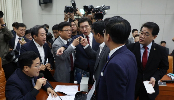 박찬대 국회 운영위원장이 1일 서울 여의도 국회에서 열린 운영위원회의 대통령비서실, 국가안보실, 대통령경호처 국정감사에서 항의하는 국민의힘 의원들에게 자리로 돌아갈 것을 촉구하고 있다. ⓒ 파이낸셜데일리 / 뉴시스