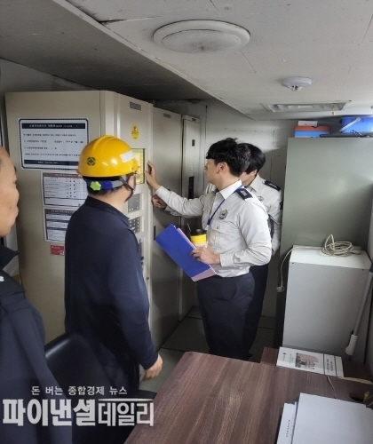 화재 발생 시 대규모 인명 피해가 우려되는 다중이용시설(대규모 점포) 3곳을 대상으로 비상구(방화문) 점검 등 안전관리 실태에 대한 민관 합동점검 ⓒ파이낸셜데일리/경산시