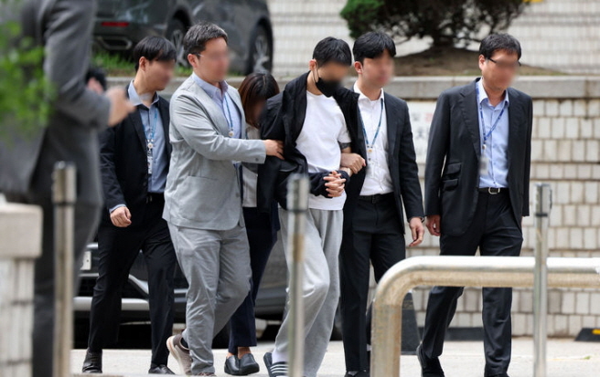 검찰이 불법 영상공유 사이트 홍보를 해 경복궁 담벼락에 낙서를 한 낙서범과 자금세탁범 등을 불구속 기소했다. 사진은 경복궁 담벼락에 낙서를 사주하고 사건 5개월 만에 검거된 일명 '이팀장' 30대 남성 A가 25일 서울 서초구 서울중앙지법에서 열린 영장실질심사(구속 전 피의자심문)에 출석하는 모습. ⓒ 파이낸셜데일리 / 뉴시스