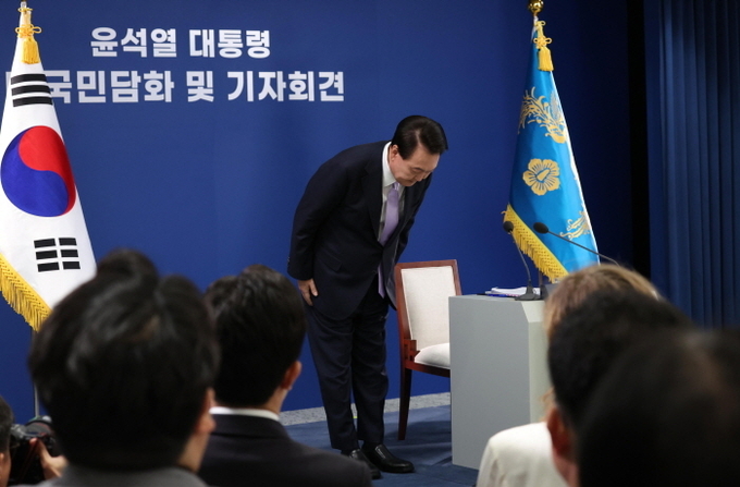 윤석열 대통령이 7일 서울 용산 대통령실 청사에서 대국민 담화 중 고개 숙이며 사과하고 있다. ⓒ 파이낸셜데일리 / 뉴시스