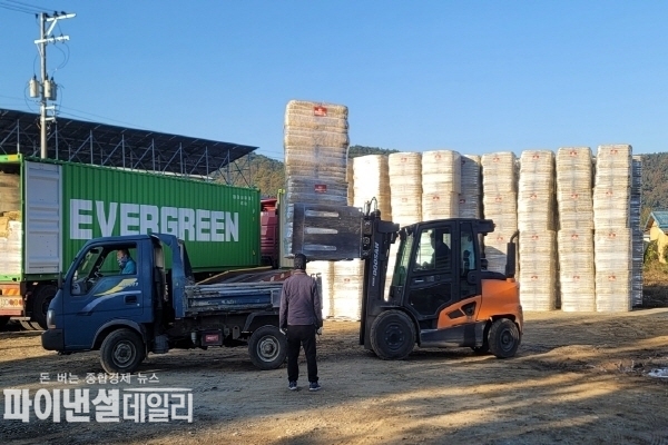 축산농가 824호에 건초(톨페스큐) 2,040톤을 순차적으로 공급 ⓒ파이낸셜데일리/경산시