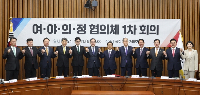 한덕수 국무총리, 한동훈 국미의힘 대표, 이진우 대한의학회장을 비롯한 참석자들이 11일 오전 서울 여의도 국회에서 열린 여·야·의·정 협의체 1차 회의에 앞서 기념촬영을 하고 있다. ⓒ 파이낸셜데일리 / 뉴시스