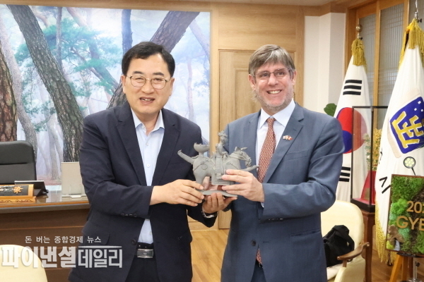 주낙영 경주시장이 파울 두클로스 주한페루대사와 기념촬영 ⓒ파이낸셜데일리/경주시
