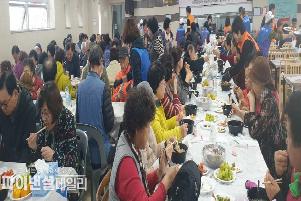 압량은혜로교회 관내 어르신 600여 명을 대상으로 따뜻한 한 끼 나눔 봉사활동 ⓒ파이낸셜데일리/경산시