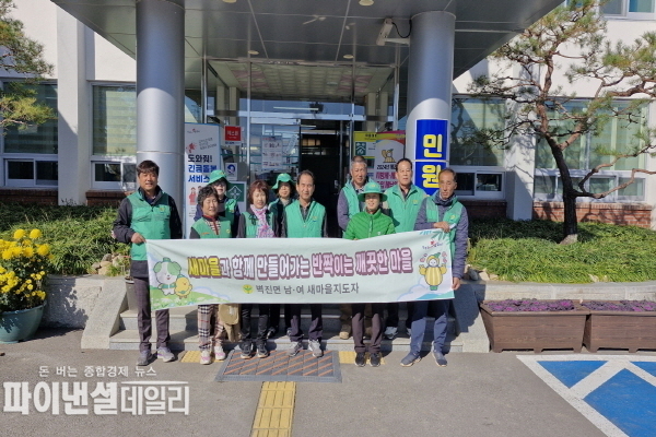  '주요 버스승강장 일대를 청소하는 환경정화활동'ⓒ파이낸셜데일리/성주군