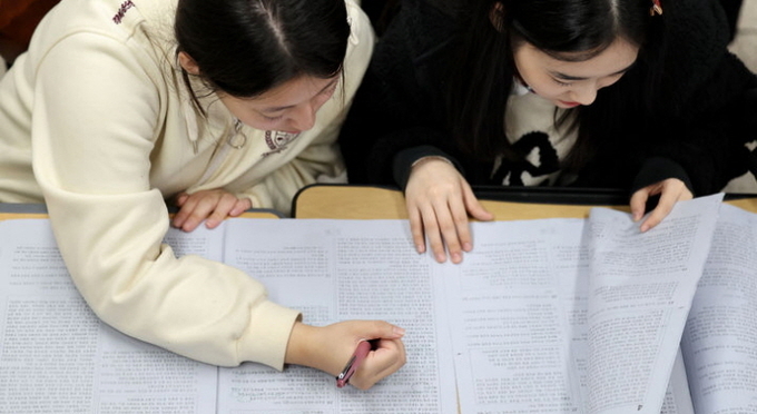 지난 15일 대구 수성구 정화여자고등학교 3학년 교실에서 수험생들이 전날 치른 2025학년도 대학수학능력시험 가채점을 하고 있다. ⓒ 파이낸셜데일리 / 뉴시스