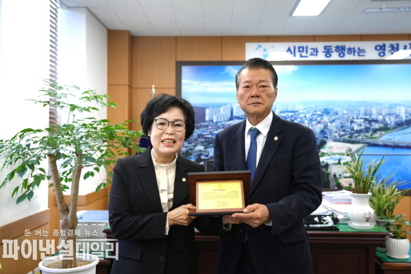 ‘2024 지방자치 의정대상' 시상식에서 기초의회 의원 부문 '의정대상' 수상ⓒ파이낸셜데일리/영천시의회