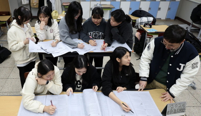 15일 대구 수성구 정화여자고등학교 3학년 교실에서 수험생들이 전날 치른 2025학년도 대학수학능력시험 가채점을 하고 있다. ⓒ 파이낸셜데일리 / 뉴시스