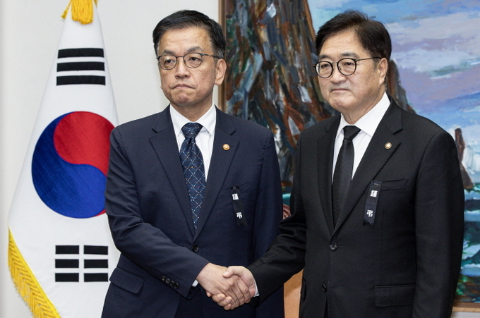 우원식 국회의장이 30일 오전 서울 여의도 국회를 찾은 최상목 대통령 권한대행 부총리 겸 기획재정부 장관을 접견하고 있다. ⓒ 파이낸셜데일리 / 뉴시스