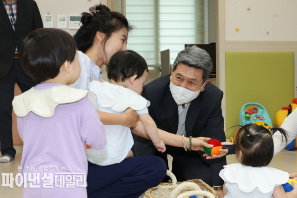 이강덕 포항시장은 지난 9월 개원한 시립힐스테이트포항어린이집을 방문해 직원들을 격려 ⓒ파이낸셜데일리/포항시