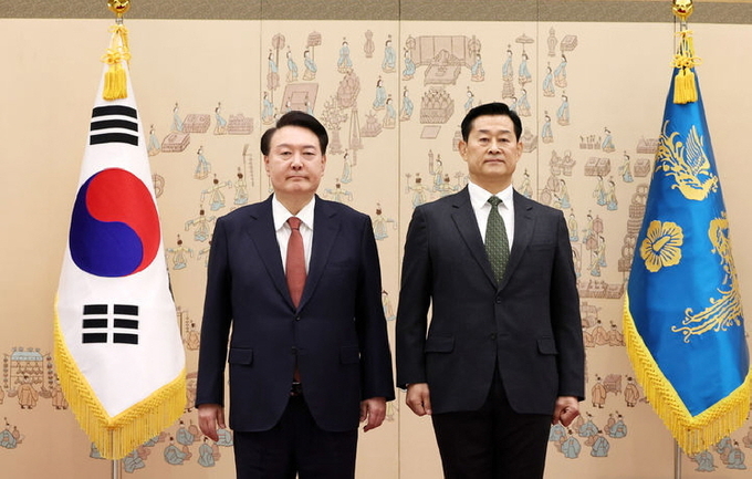 윤석열 대통령이 28일 서울 용산 대통령실 청사에서 최병혁 주사우디대사에게 신임장을 수여한 뒤 기념촬영하고 있다. ⓒ 파이낸셜데일리 / 뉴시스