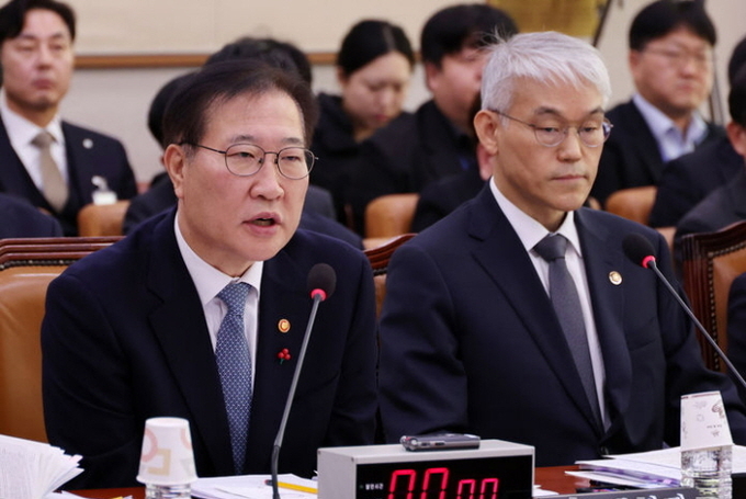 박성재(왼쪽) 법무부 장관이 6일 오전 서울 여의도 국회에서 열린 법제사법위원회 전체회의에서 의원 질문에 답변하고 있다. 오른쪽은 천대엽 법원행정처장. ⓒ 파이낸셜데일리 / 뉴시스