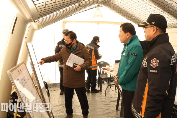 어선과 모래운반선의 충돌 사고 수습을 돕고 지원하기 위해 주낙영 경주시장이 현장을 방문ⓒ파이낸셜데일리/경주시