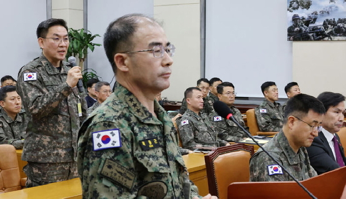 이진우(왼쪽) 수방사령관이 10일 오후 서울 여의도 국회에서 열린 국방위원회의 긴급 현안질의에 참석한 모습. ⓒ 파이낸셜데일리 / 뉴시스