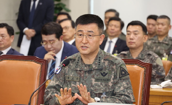 '12·3 비상계엄 사태' 당시 계엄사령관을 맡았던 박안수 육군참모총장이 구속됐다. 박 총장이 10일 서울 여의도 국회에서 열린 국방위원회의 긴급 현안질의에서 의원 질의에 답하고 있다. ⓒ 파이낸셜데일리 / 뉴시스