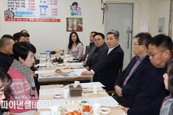  전통시장의 상인 및 소상공인들을 만나 격려하고 애로사항을 청취 ⓒ파이낸셜데일리/포항시