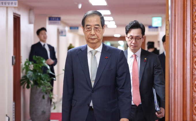 한덕수 대통령 권한대행 국무총리가 19일 서울 종로구 정부서울청사에서 열린 임시 국무회의에 입장하고 있다. ⓒ 파이낸셜데일리 / 뉴시스