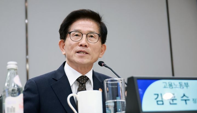 김문수 고용노동부 장관이 지난달 28일 경기 삼성전자 평택공장에서 열린 반도체협회 초청 간담회에 참석해 발언하고 있다. ⓒ 파이낸셜데일리 / 고용노동부