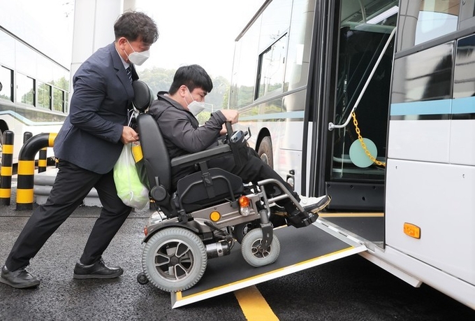 지난 2022년 9월 충북 충주시 목행동 수소버스충전소에서 열린 준공식에서 한 장애인이 수소저상버스에 시승하고 있다. ⓒ 파이낸셜데일리 / 뉴시스