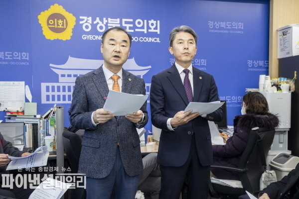 경북도의회 1층 기자실에서 언론브리핑을 하고 있는 대변인 ⓒ파이낸셜데일리/박미화 기자