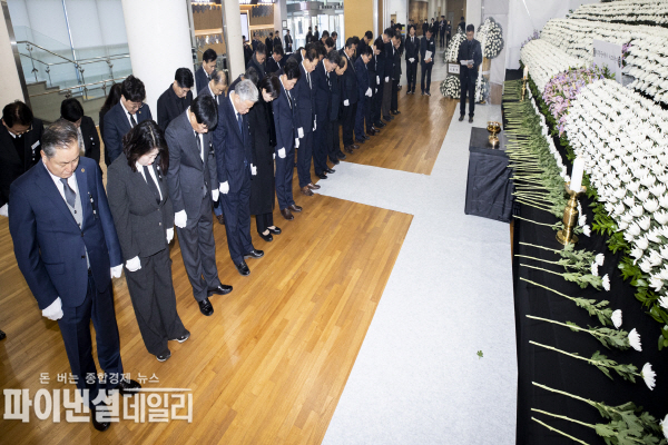 제주항공 여객기 사고 사망자 합동분향소’를 찾아 헌화와 묵념 ⓒ파이낸셜데일리/경북도의회