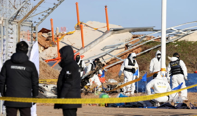 2024년 12월31일 오전 전남 무안국제공항 제주항공 여객기 충돌 사고 현장에서 경찰 과학수사대가 현장감식을 하고 있다. ⓒ 파이낸셜데일리 / 뉴시스