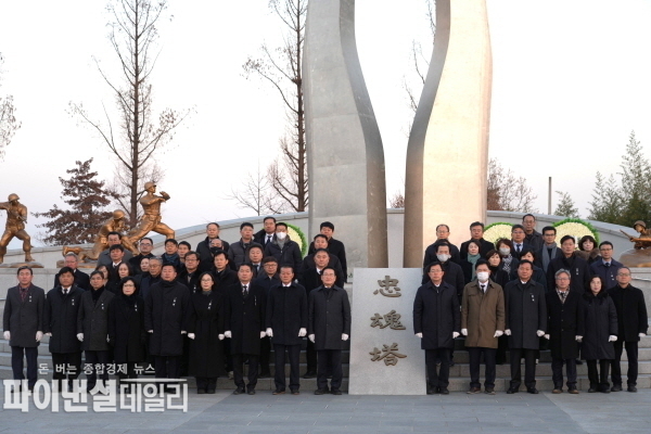  마현산 충혼탑을 찾아 헌화 및 참배 ⓒ파이낸셜데일리/영천시의회