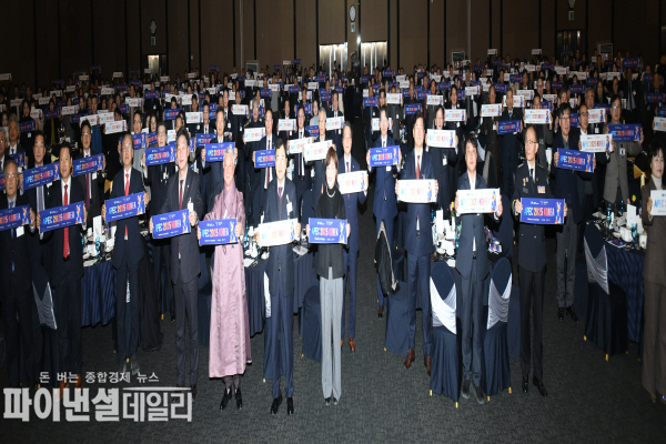 2025 APEC 정상회의의 성공 개최를 위해 퍼포먼스를 취하고 있다 ⓒ파이낸셜데일리/박미화 기자