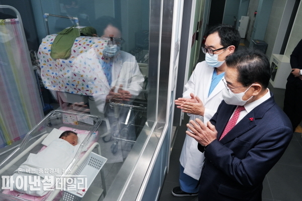 최기문 시장은 관내 분만산부인과(영천제이병원)를 방문해 을사년 새해둥이 탄생 축하 행사를 가졌다.ⓒ파이낸셜데일리/영천시