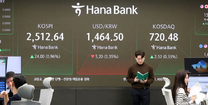 코스피가 전 거래일(2488.64)보다 24.85포인트(1.00%) 오른 2513.49에 개장한 7일 오전 서울 중구 하나은행 딜링룸 전광판에 지수가 표시되고 있다. ⓒ 파이낸셜데일리 / 뉴시스