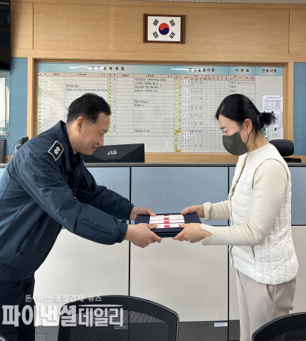 ㅏ라면서졸업생에게 표창장과 장학금을 전달ⓒ파이낸셜데일리/안동교도소