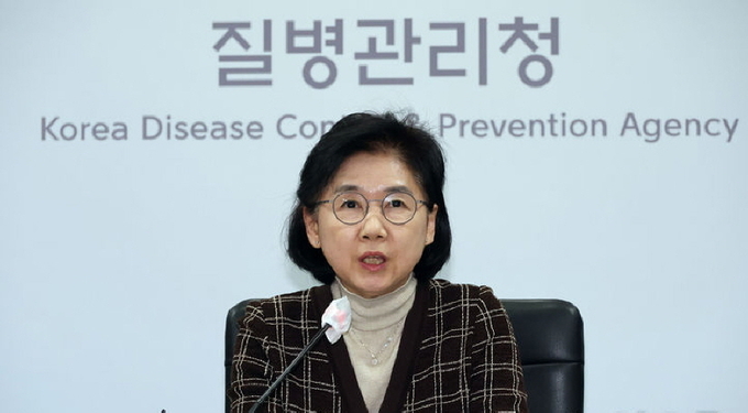 지영미 질병관리청장이 9일 충북 청주 질병청 상황판단싫에서 열린 호흡기 감염병 관계부처 합동대책반 회의에서 인플루엔자 등 겨울철 주요 호흡기감염병 발생 동향과 대응현황을 점검하고 있다. ⓒ 파이낸셜데일리 / 뉴시스