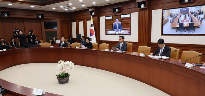최상목 대통령 권한대행 부총리 겸 기획재정부 장관이 15일 정부서울청사에서 '국정현안관계장관회의 겸 경제관계장관회의 겸 산업경쟁력강화관계장관회의'를 하고 있다. ⓒ 파이낸셜데일리 / 뉴시스
