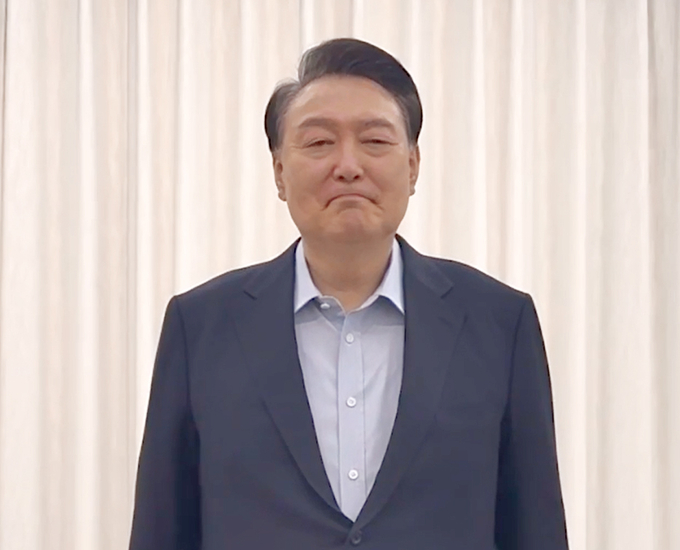 윤석열 대통령이 고위공직자범죄수사처와 경찰이 체포영장 재집행에 나선 15일 관저에서 촬영된 것으로 보이는 영상을 통해 '국민께 드리는 말씀' 제하의 대국민 담화를 발표하고 있다. ⓒ 파이낸셜데일리 / 뉴시스