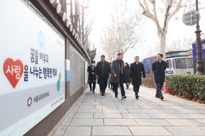 정근식 서울시교육감이 21일 헌법재판소 인근 학교 안전 상황 등을 점검하는 모습. ⓒ 파이낸셜데일리 / 서울시교육청