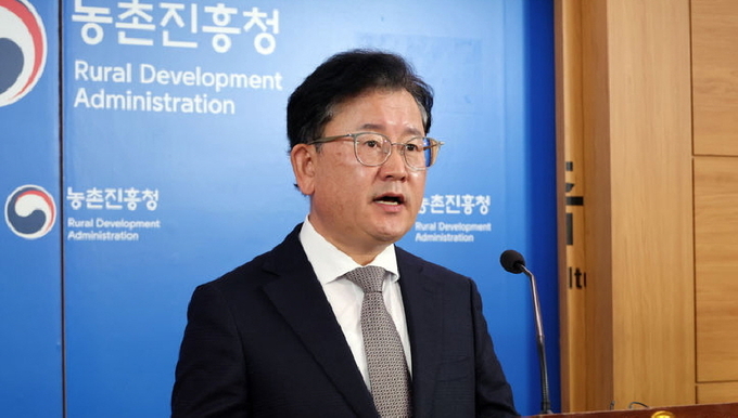 이승돈 농촌진흥청 국립농업과학원장이 22일 세종시 정부세종청사에서 고단열 투습성 소재인 에어로겔을 적용해 개발한 다겹보온커튼의 시범 보급과 실용화 결과를 발표하고 있다. ⓒ 파이낸셜데일리 / 뉴시스