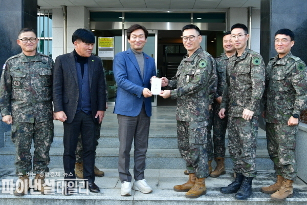 조현일 시장은 관내 군부대, 우체국, 소방서 등 비상근무기관을 순회 방문하며 지역 안보와 시민 안전, 생활 편의를 위해 애쓰는 군 장병들과 직원들을 격려ⓒ파이낸셜데일리/경산시