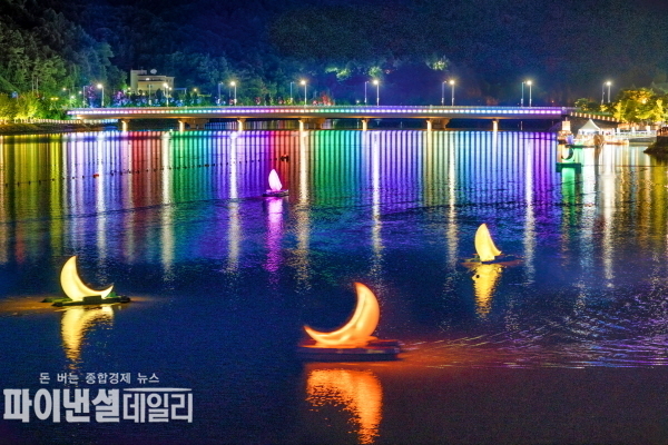 잔잔한 수면 위에 떠있는 문보트 ⓒ파이낸셜데일리/경북문화관광공사